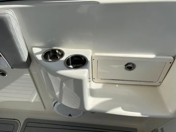 Pura Vida Yacht Photos Pics 2008 Hydra-Sports Vector 3500 VX boat interior with cup holders and storage compartment.