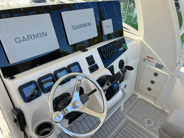 Pura Vida Yacht Photos Pics 2008 Hydra-Sports Vector 3500 VX helm with Garmin navigation system and modern controls.