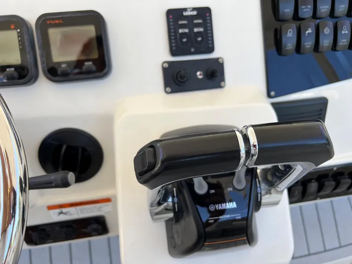 Pura Vida Yacht Photos Pics 2008 Hydra-Sports Vector 3500 VX boat controls and dashboard with Yamaha throttle.