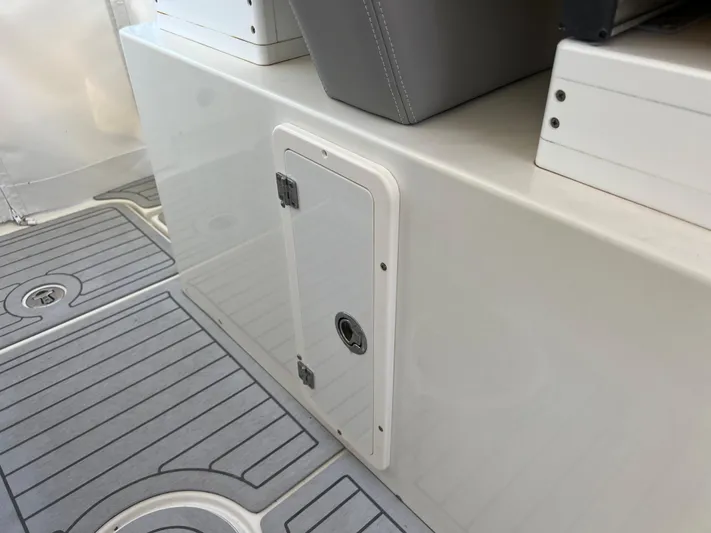 Pura Vida Yacht Photos Pics 2008 Hydra-Sports Vector 3500 VX boat interior storage compartment and deck.