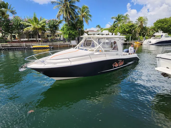 Pura Vida Yacht Photos Pics 