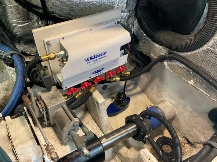  Yacht Photos Pics Engine room of 1999 Sea Ray 560 Sedan Bridge with Reverso oil change system.