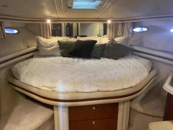  Yacht Photos Pics Luxurious bedroom interior of 1999 Sea Ray 560 Sedan Bridge yacht.