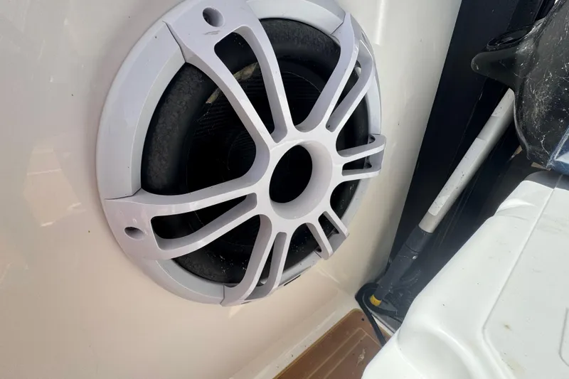 Tomtanic Yacht Photos Pics Close-up of a speaker on a 2019 Regal 42 Fly boat.