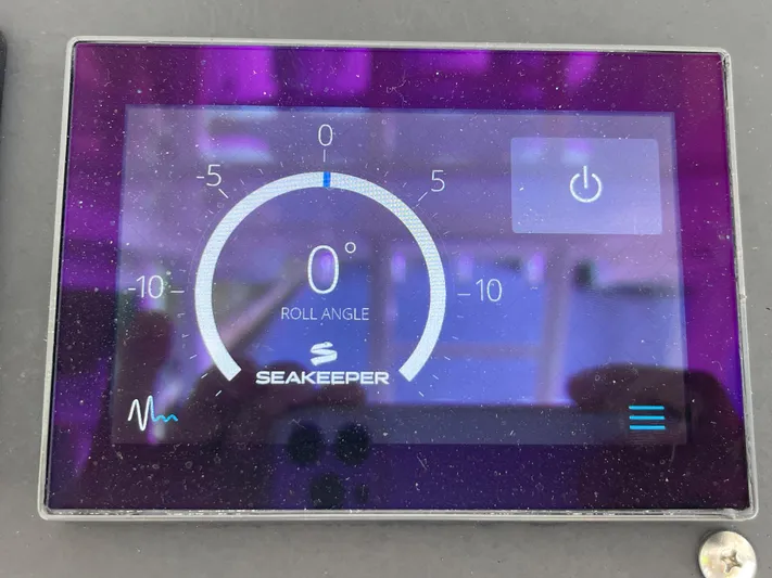  Yacht Photos Pics Seakeeper control display showing roll angle on Everglades 435 CC, 2019 model.