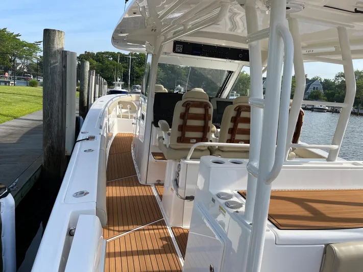  Yacht Photos Pics 2019 Everglades 435 CC boat docked, featuring spacious deck and luxurious seating.