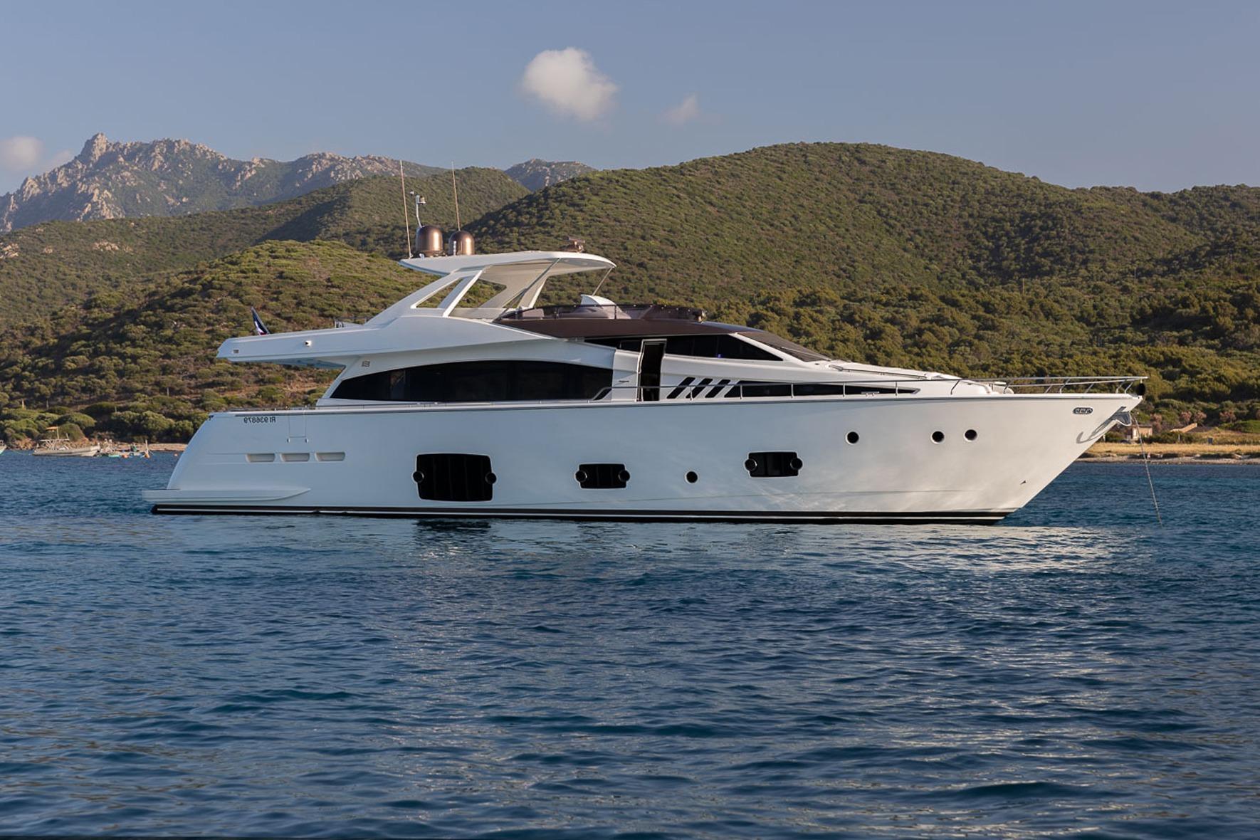 2016 Ferretti Yachts 800