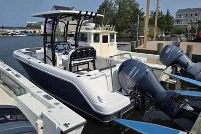 Robalo R222 Center Console
