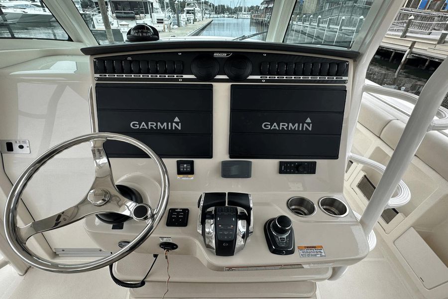 2019 Boston Whaler 380 Outrage