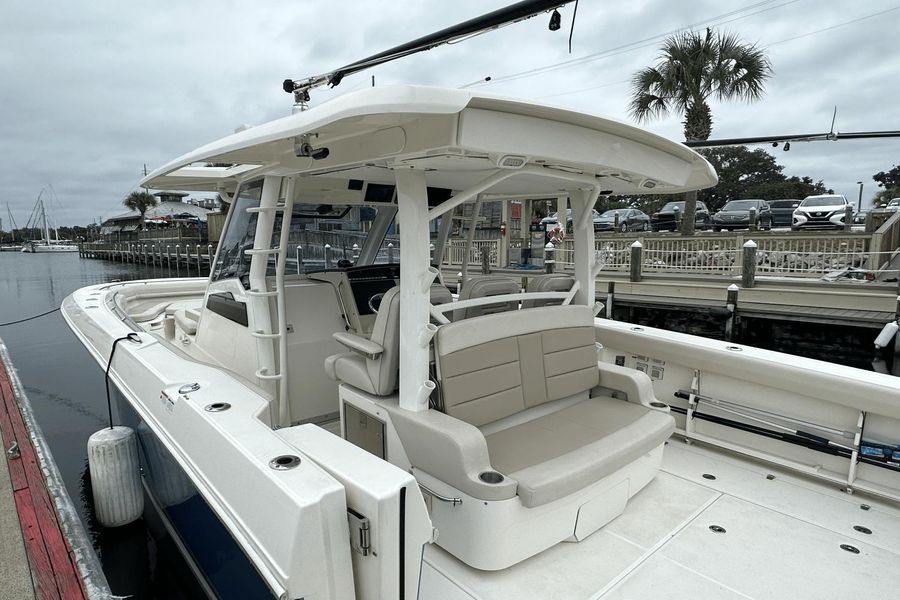 2019 Boston Whaler 380 Outrage