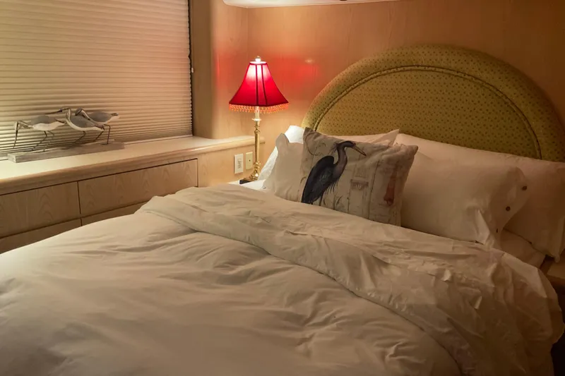 Moon River Yacht Photos Pics Cozy bedroom in 1997 Hatteras 70 Sport Deck Motor Yacht with elegant decor.