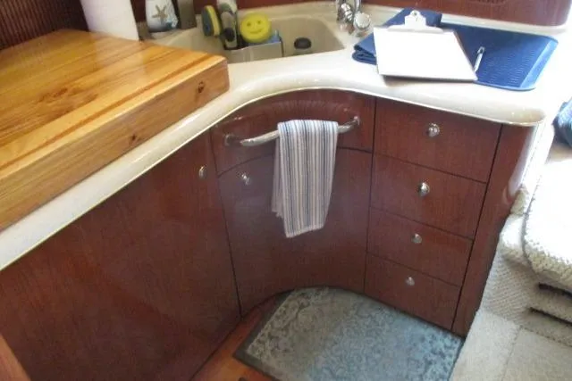 Pho-king-gross Yacht Photos Pics 2002 Sea Ray 400 Sedan Bridge kitchen with wooden cabinetry and countertop.