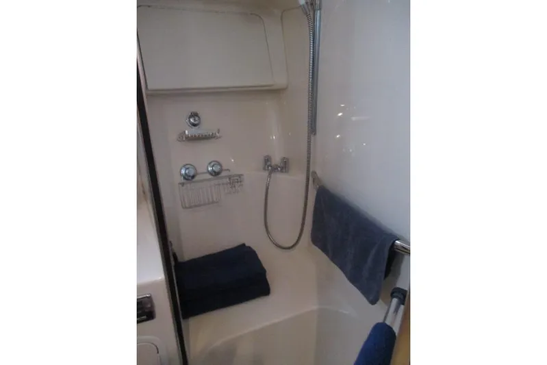 Pho-king-gross Yacht Photos Pics 2002 Sea Ray 400 Sedan Bridge shower with towel rack and handheld showerhead.