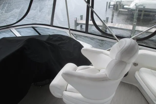 Pho-king-gross Yacht Photos Pics 2002 Sea Ray 400 Sedan Bridge interior with white captain's chair and covered console.
