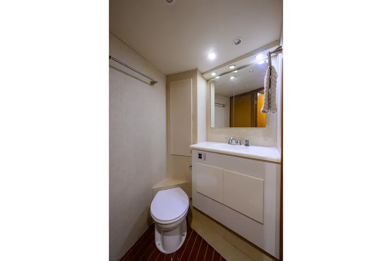 Seanyle Yacht Photos Pics Post 50 SEANYLE - Guest/Day Head