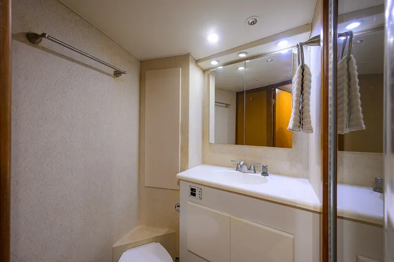 Seanyle Yacht Photos Pics Post 50 SEANYLE - Guest/Day Head