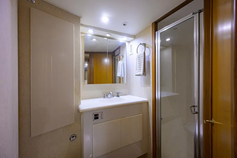 Seanyle Yacht Photos Pics Post 50 SEANYLE - Guest/Day Head