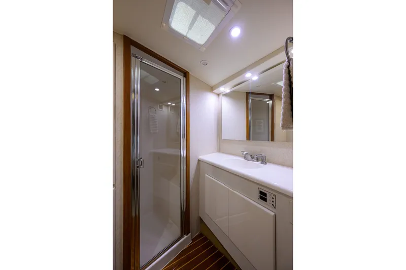 Seanyle Yacht Photos Pics Post 50 SEANYLE - Master Ensuite Head