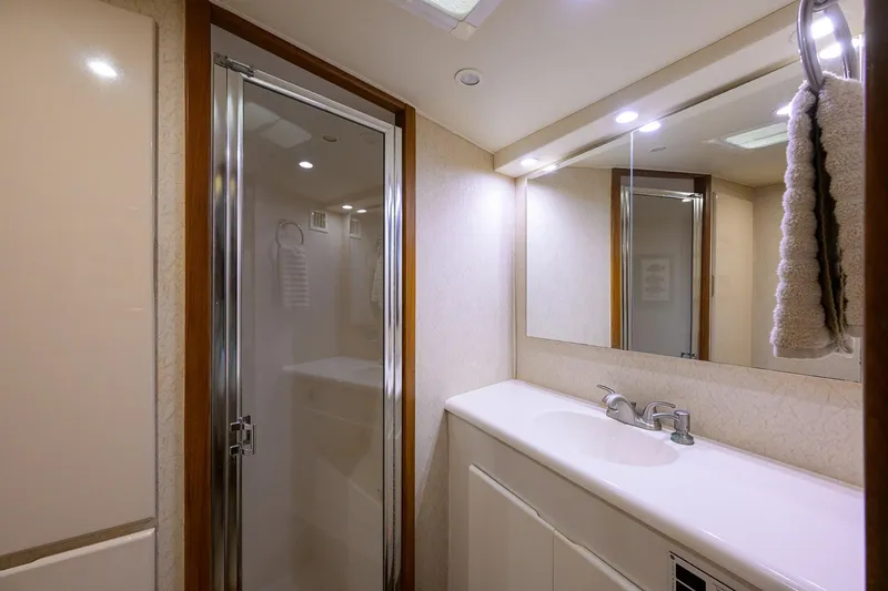 Seanyle Yacht Photos Pics Post 50 SEANYLE - Master Ensuite Head