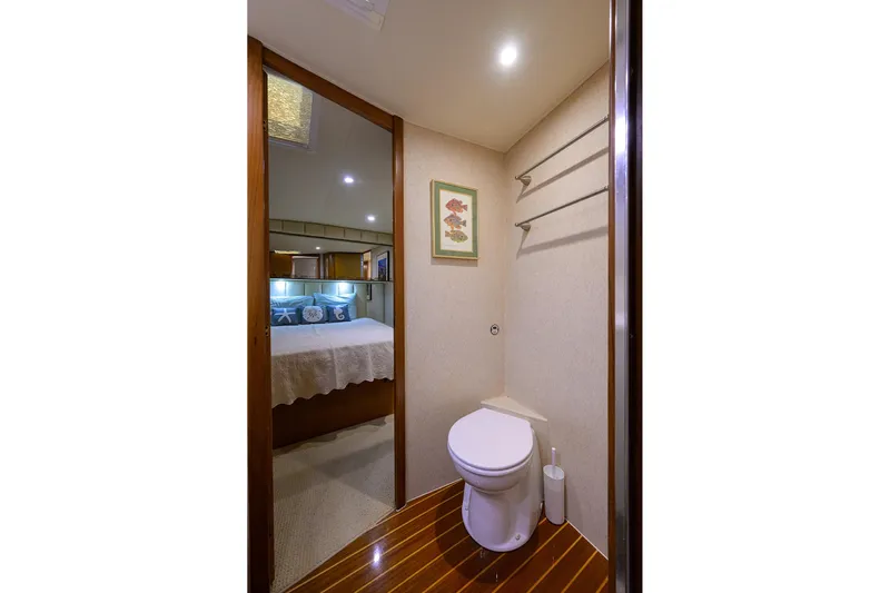 Seanyle Yacht Photos Pics Post 50 SEANYLE - Master Ensuite Head