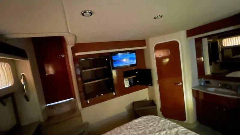 Zoto Yacht Photos Pics Interior of 2003 Sea Ray 390 Motor Yacht with TV, cabinets, and wood finishes.