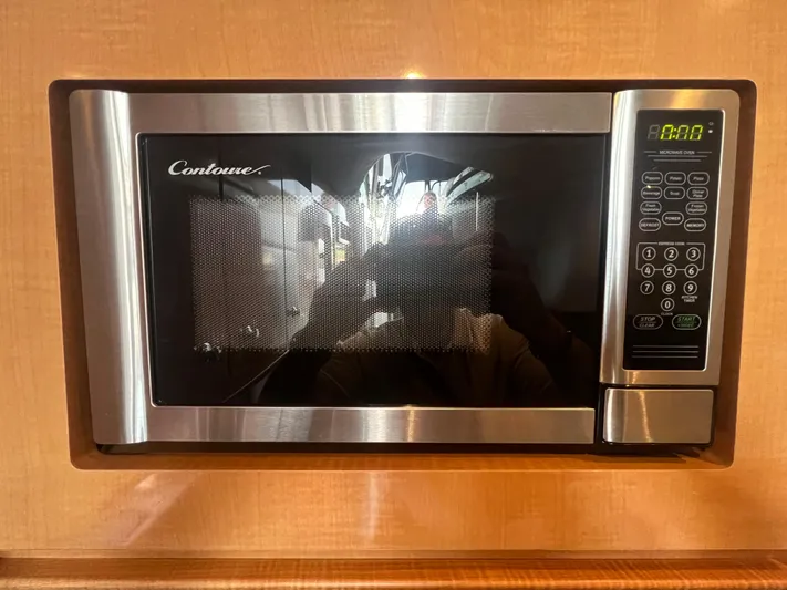  Yacht Photos Pics Built-in Contoure microwave in 2009 Four Winns 378 Vista yacht kitchen.