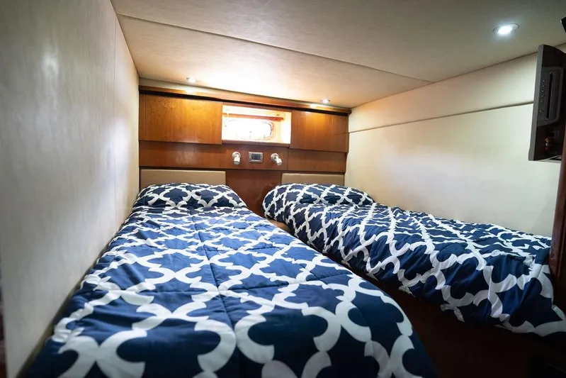  Yacht Photos Pics 2005 Sea Ray 48 Sundancer cabin with twin beds and patterned bedding.