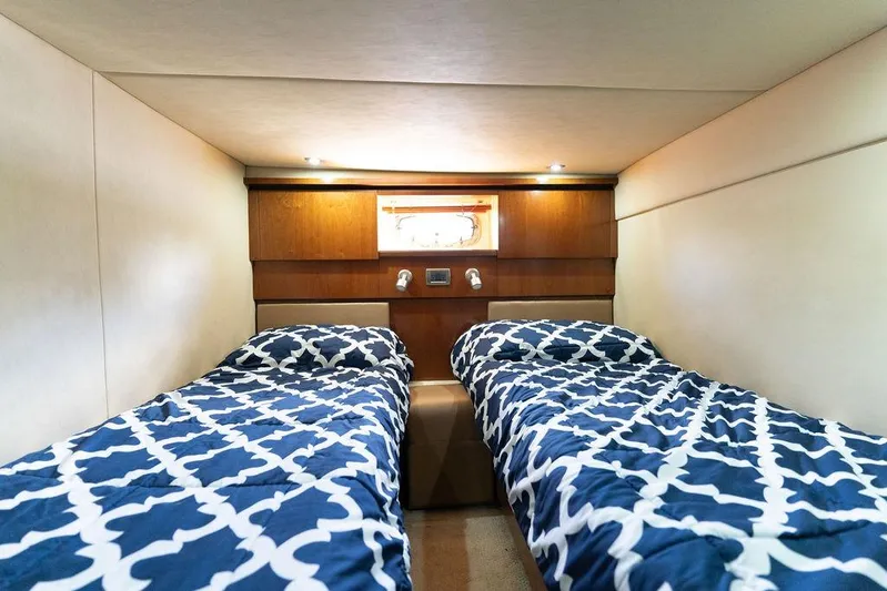  Yacht Photos Pics Twin beds in 2005 Sea Ray 48 Sundancer cabin with patterned blue bedding.