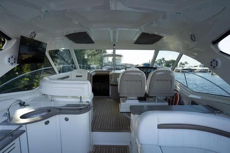  Yacht Photos Pics Interior of 2005 Sea Ray 48 Sundancer yacht with luxurious seating and modern amenities.