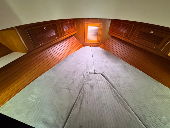 C'est La Vie Yacht Photos Pics 2010 Bruckmann Bluestar 29.9 cabin interior with wooden paneling and cushioned bed.