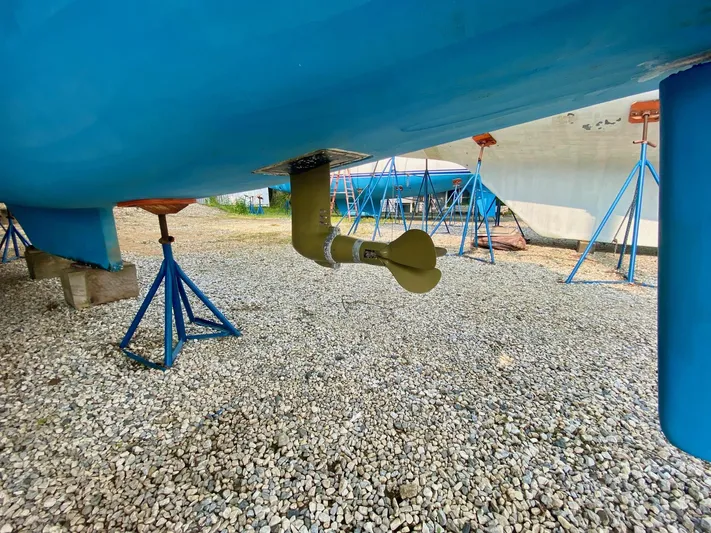 Ronin Yacht Photos Pics Celtic Yachts 40 (2016) hull and propeller on stands, gravel ground.