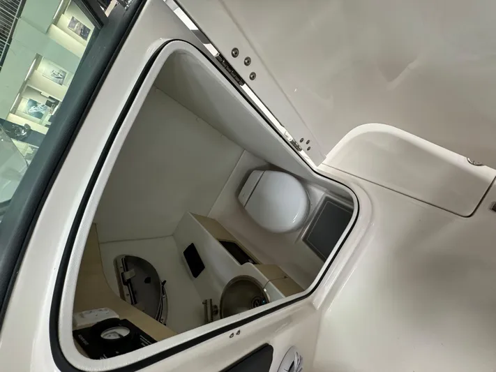  Yacht Photos Pics 2025 Regal Lx6 - Image 14