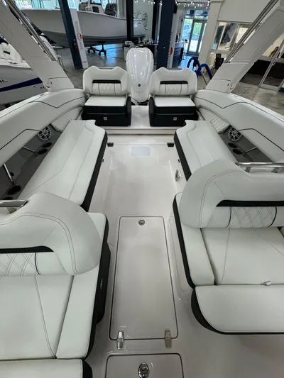  Yacht Photos Pics 2025 Regal Lx6 - Image 11