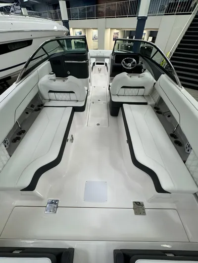  Yacht Photos Pics 2025 Regal Lx6 - Image 9