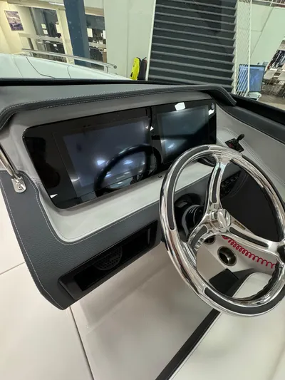  Yacht Photos Pics 2025 Regal Lx6 - Image 13