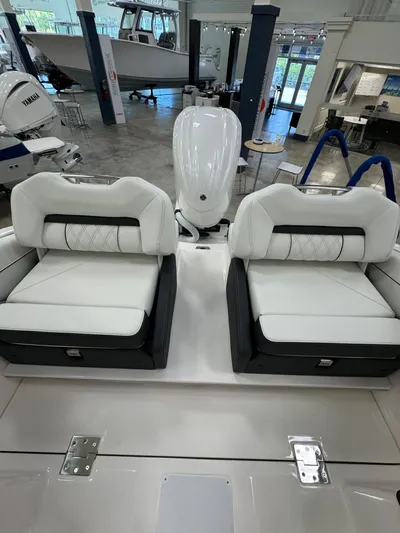  Yacht Photos Pics 2025 Regal Lx6 - Image 10