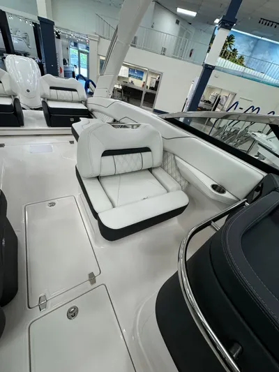  Yacht Photos Pics 2025 Regal Lx6 - Image 15