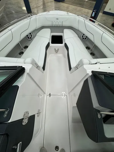  Yacht Photos Pics 2025 Regal Lx6 - Image 18