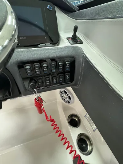  Yacht Photos Pics 2025 Regal Lx6 - Image 12