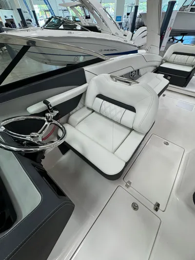  Yacht Photos Pics 2025 Regal Lx6 - Image 16