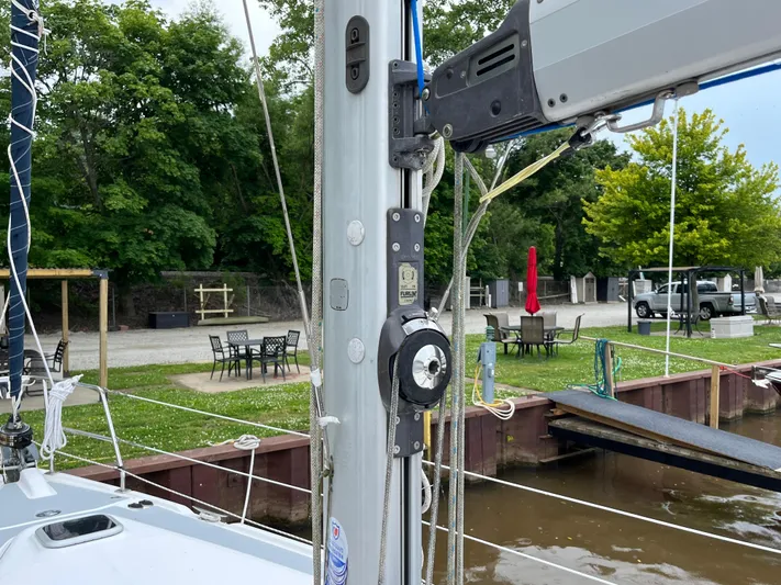  Yacht Photos Pics Sailboat mast and rigging of 2004 Hunter 41 at dockside with outdoor seating.