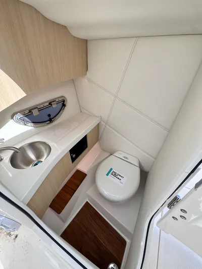  Yacht Photos Pics 2025 REGAL LX9 - Image 11