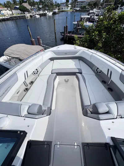  Yacht Photos Pics 2025 REGAL LX9 - Image 4