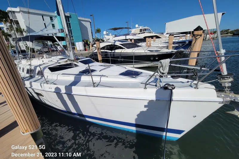 'mystic Cay' Yacht Photos Pics 2002 Hunter 450 Passage - Starboard Bow