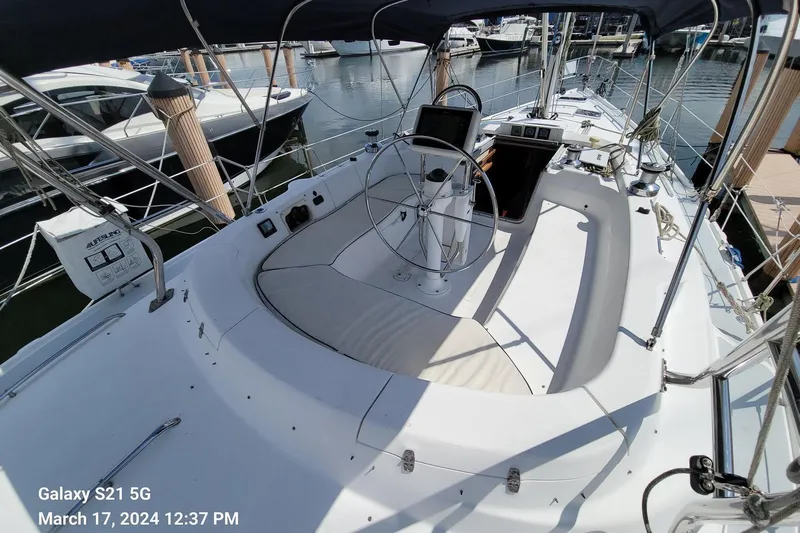 'mystic Cay' Yacht Photos Pics Cockpit forward