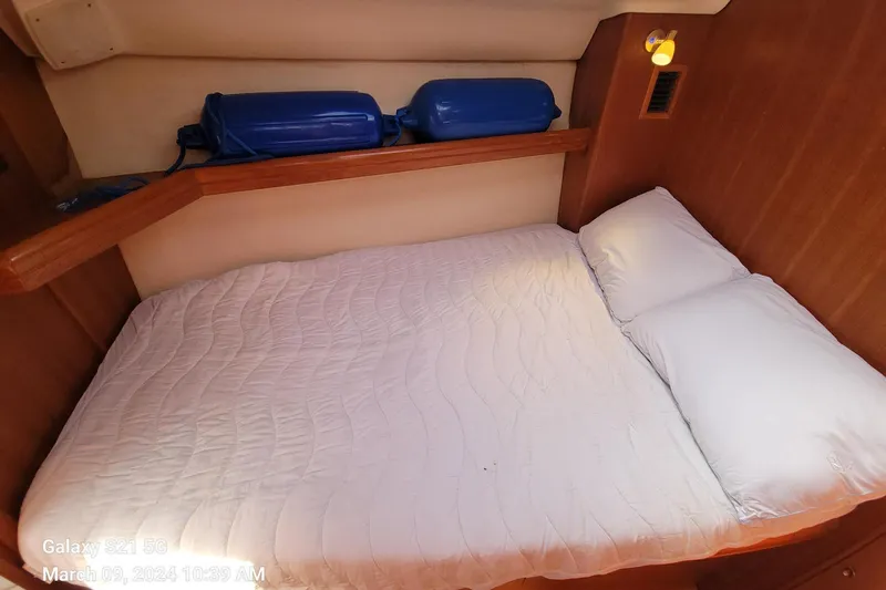 'mystic Cay' Yacht Photos Pics Forward Guest Stateroom w/ Pullman Berth