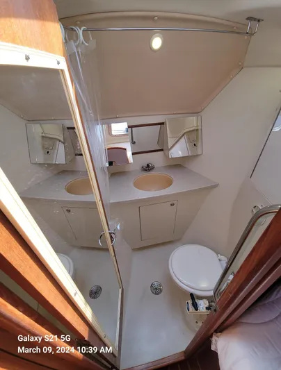 'mystic Cay' Yacht Photos Pics Forward Guest Stateroom Ensuite Head/Shower