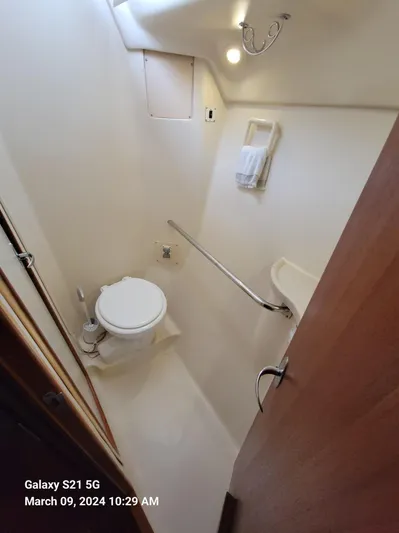 'mystic Cay' Yacht Photos Pics Master SR Ensuite Head