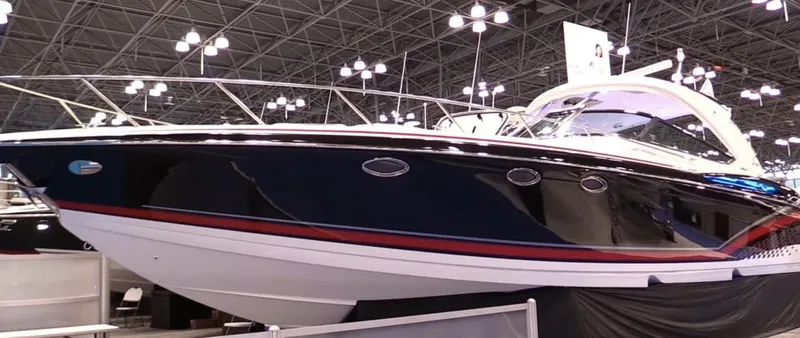  Yacht Photos Pics 2015 Formula 400 FX8 luxury boat displayed at an indoor boat show.