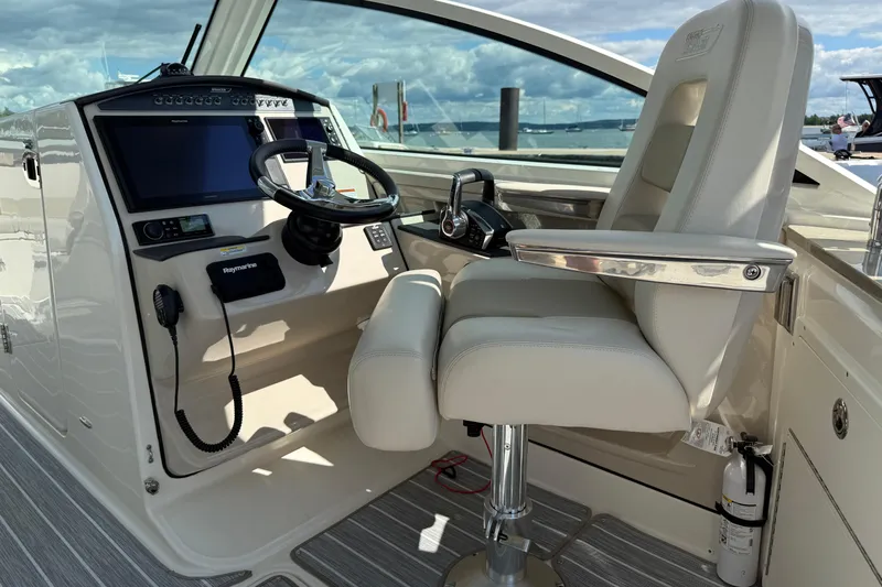  Yacht Photos Pics 2022 Boston Whaler 320 Vantage helm with modern controls and comfortable seating.